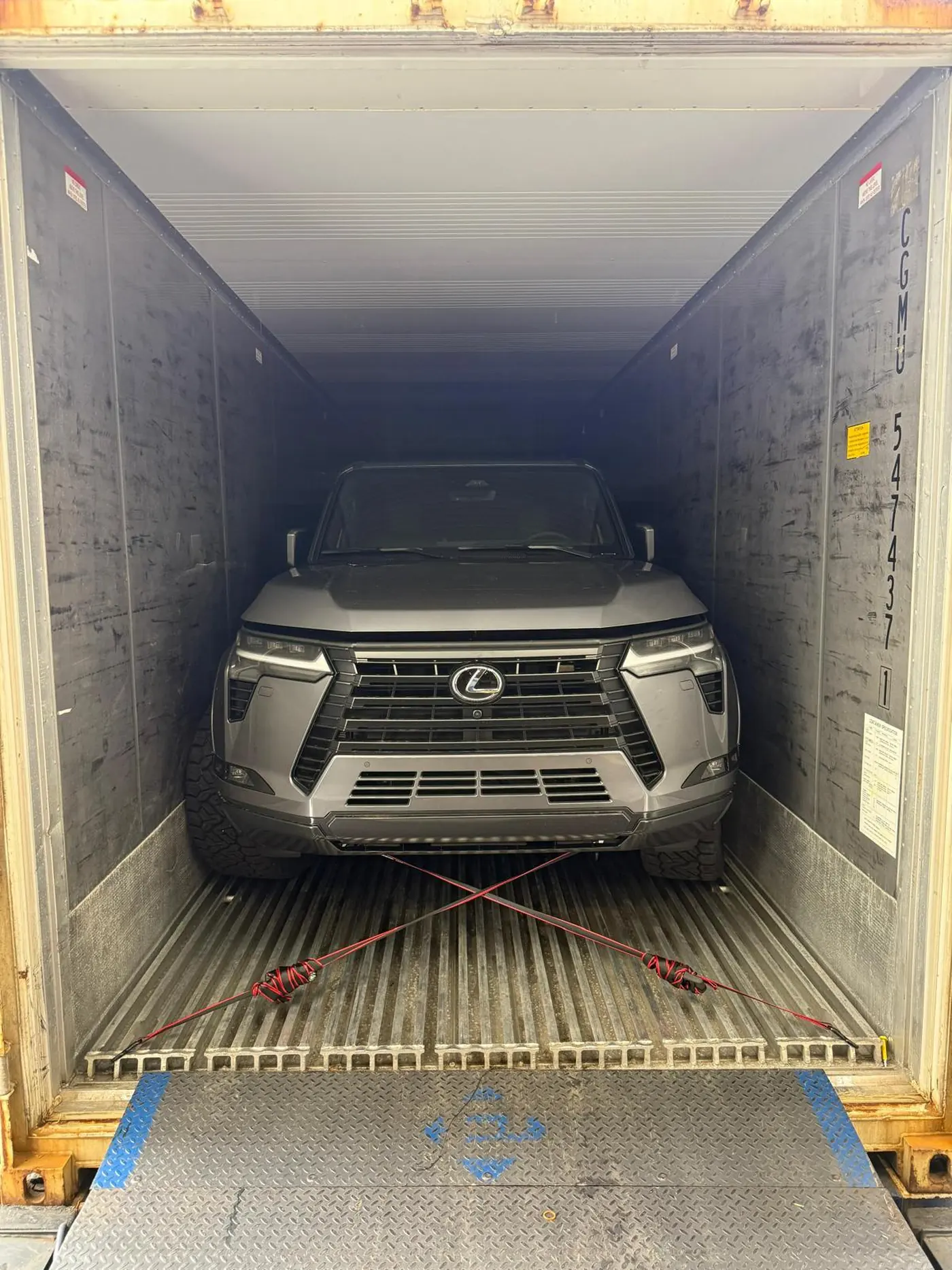 Toyota recién exportado por Nova Auto, asegurado dentro de un contenedor listo para zarpar desde Miami
