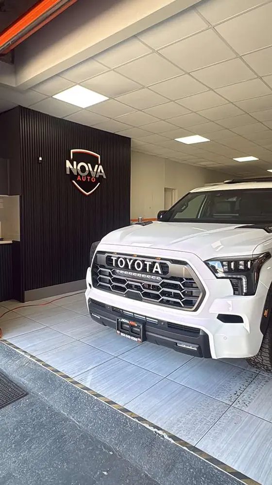 Toyota Tacoma frente al logo de Nova Auto en Miami