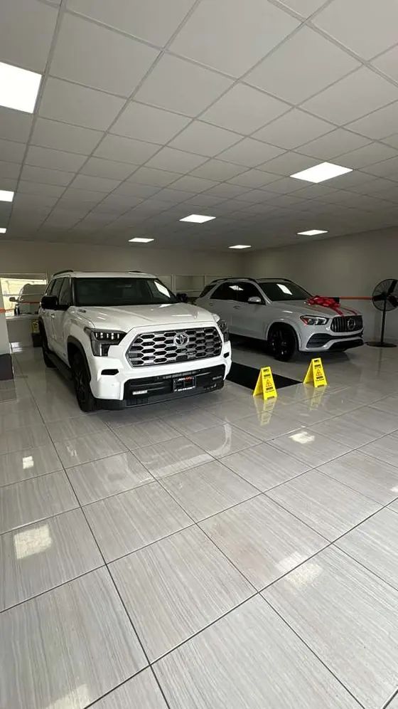 Vehículos Toyota en el showroom de Nova Auto, listos para entrega
